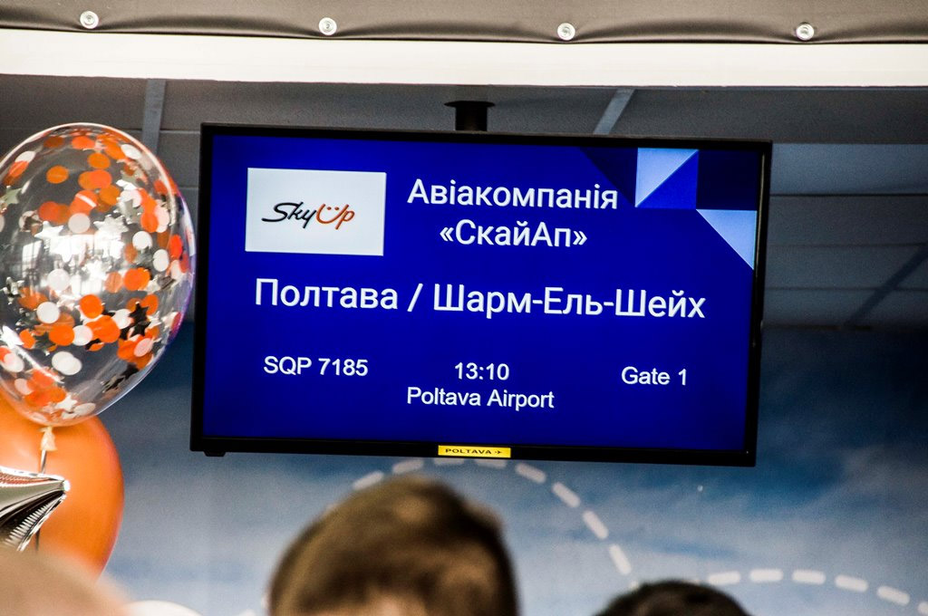 Информационный экран над стойкой регистрации в аэропорту Полтава
