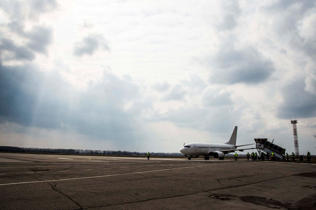 Самолет Boeing 737-700 на перроне аэропорта Полтава