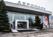 Вход в терминал в аэропорту Полтава