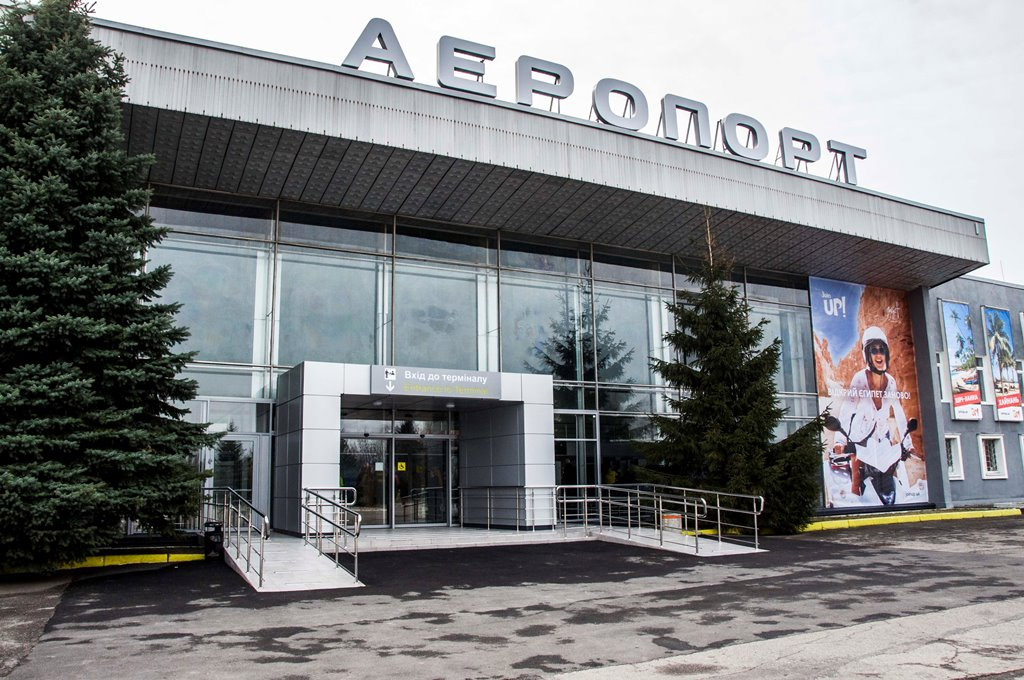 Вход в терминал в аэропорту Полтава