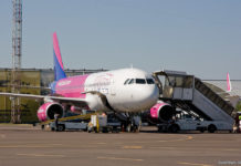 Посадка пассажиров в самолет Airbus A320 Wizz Air