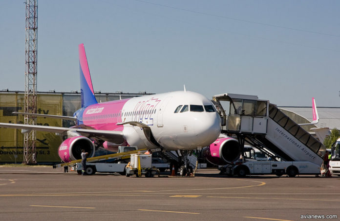 Посадка пассажиров в самолет Airbus A320 Wizz Air