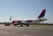 Буксировка самолета Airbus A320 Wizz Air.