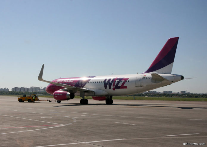 Буксировка самолета Airbus A320 Wizz Air.