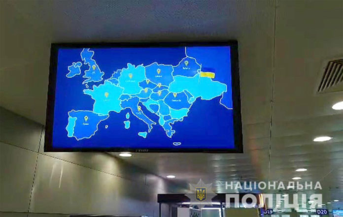 Фотография экрана с видеороликом в аэропорту Борисполь, где Украина изображена без АР Крым