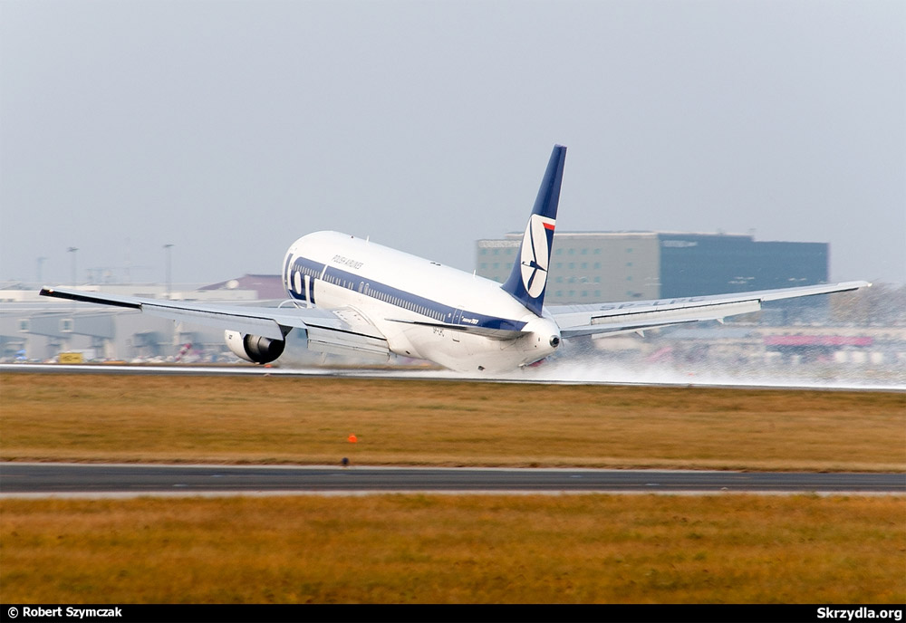 Посадка Boeing 767-300ER LOT в аэропорту Варшавы без выпущенных стоек шасси 1 ноября 2011 года
