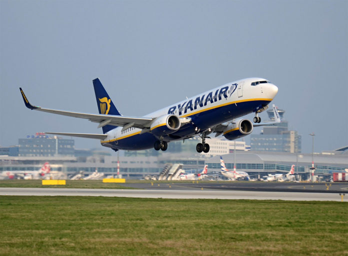 Взлет Boeing 737-800 Ryanair