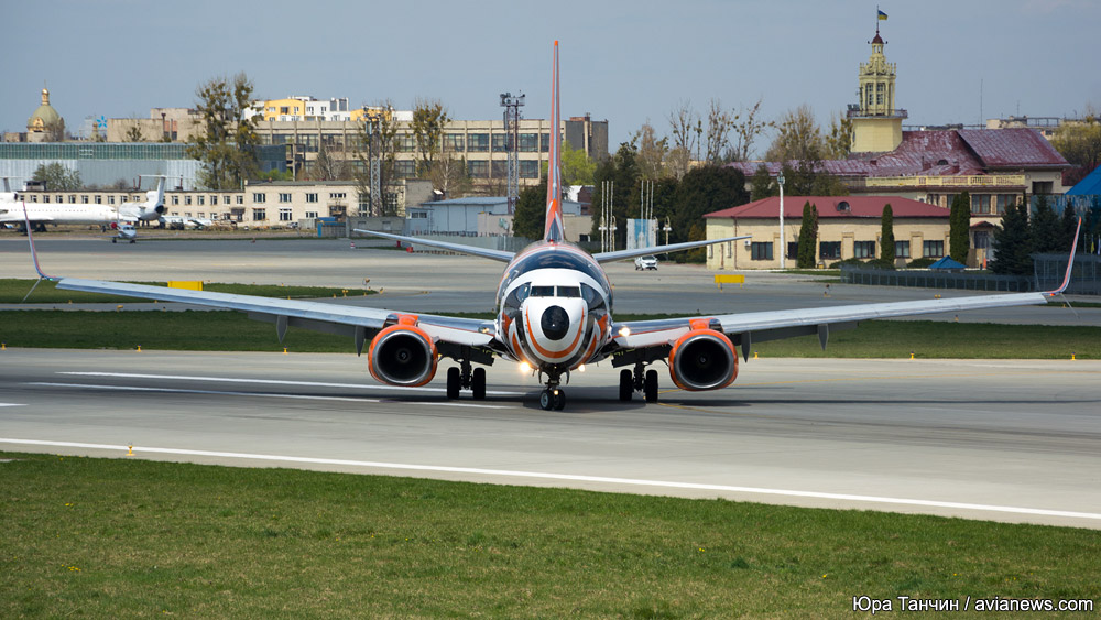 Boeing 737-700 в специальной ливрее SkyUp футбольного клуба Шахтер
