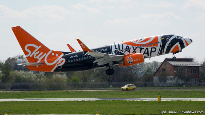 Boeing 737-700 в специальной ливрее SkyUp футбольного клуба Шахтер