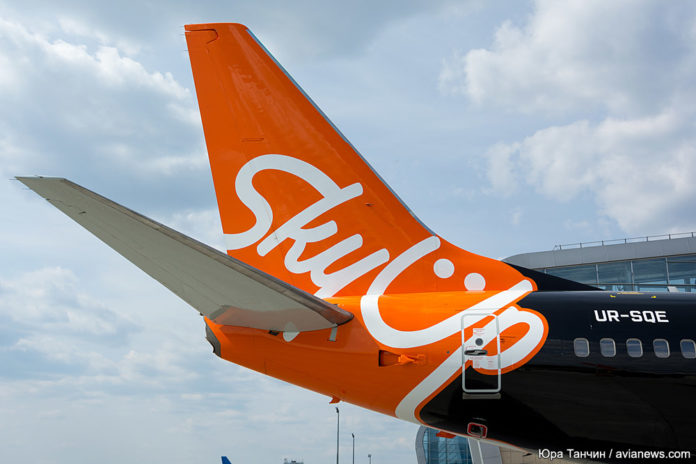 Boeing 737-700 в специальной ливрее SkyUp футбольного клуба Шахтер