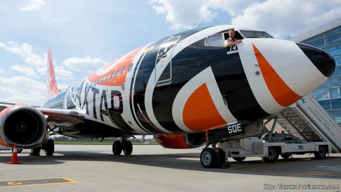Boeing 737-700 в специальной ливрее SkyUp футбольного клуба Шахтер