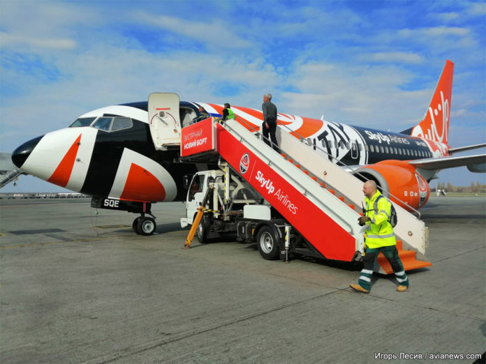 Boeing 737-700 SkyUp в специальной ливрее футбольного клуба Шахтер