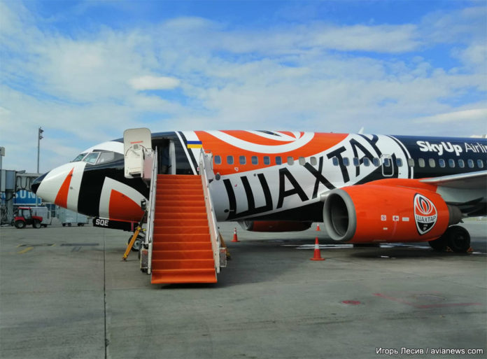 Boeing 737-700 SkyUp в специальной ливрее футбольного клуба Шахтер