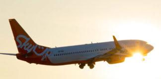 Взлет самолета Boeing 737-800 авиакомпании SkyUp