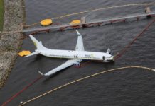 Выкатившийся Boeing 737-800 Miami Air International. Фото: NTSB