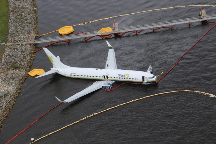 Выкатившийся Boeing 737-800 Miami Air International. Фото: NTSB