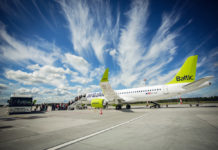 Посадка пассажиров в самолет Airbus A220-300 airBaltic