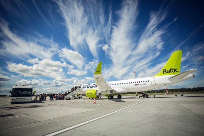 Посадка пассажиров в самолет Airbus A220-300 airBaltic