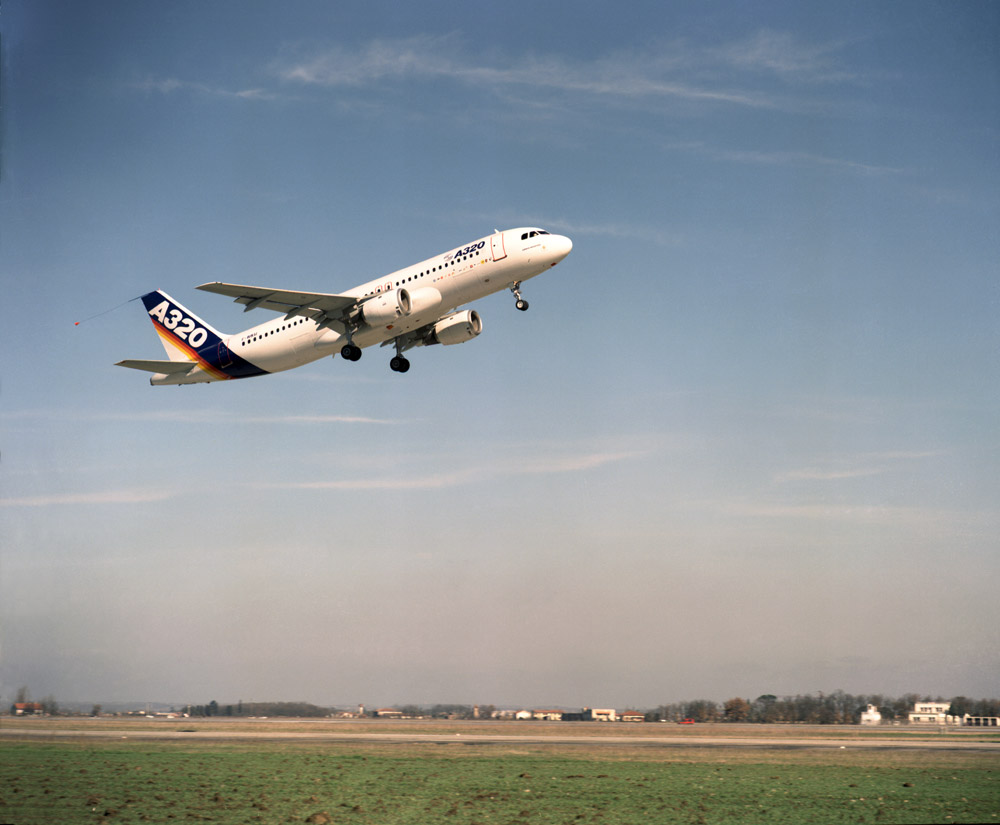 Первый полет самого массового самолета Airbus - A320