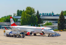 Самолет Austrian Airlines в аэропорту Днепропетровск