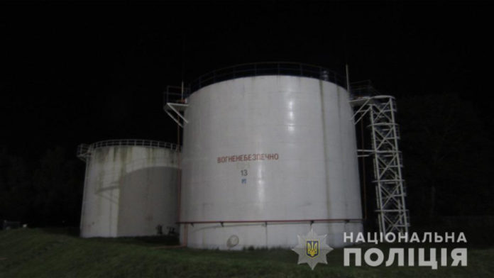 Емкости с авиационным керосином в аэропорту Борисполь
