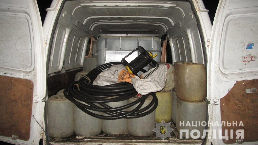 Помпа, шланг и емкости с керосином в  автомобиле ГАЗель