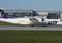 Самолет Bombardier Q400 LOT