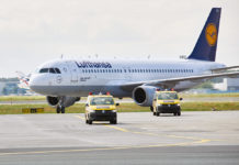 Наземная техника встречает Airbus A320 Lufthansa Papa Alpha