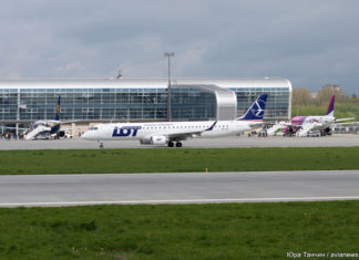 Самолеты LOT, Wizz Air и Ryanair на перроне в аэропорту Львов