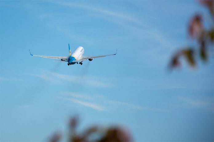 Взлет самолета Boeing 767 МАУ