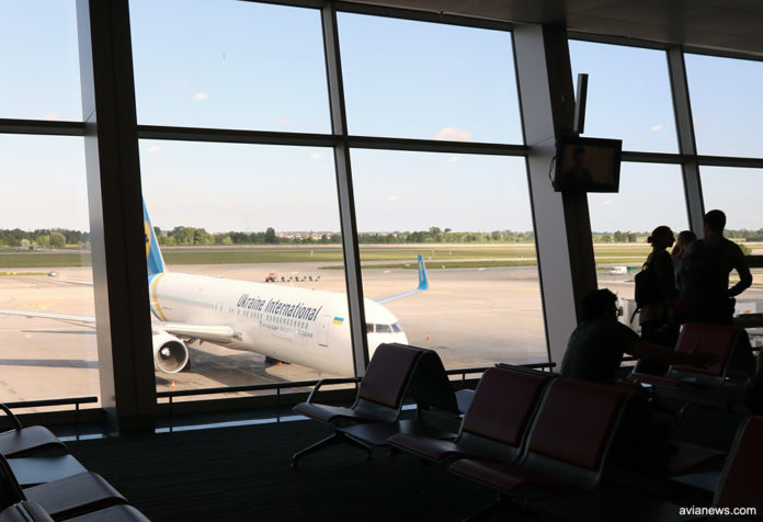 Пассажиры в аэропорту ожидают рейса МАУ