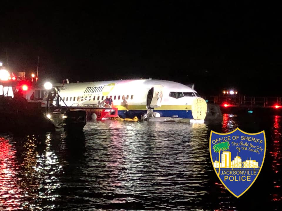 Boeing 737-800 Miami Air International, выкатившийся в реку Сент-Джонс