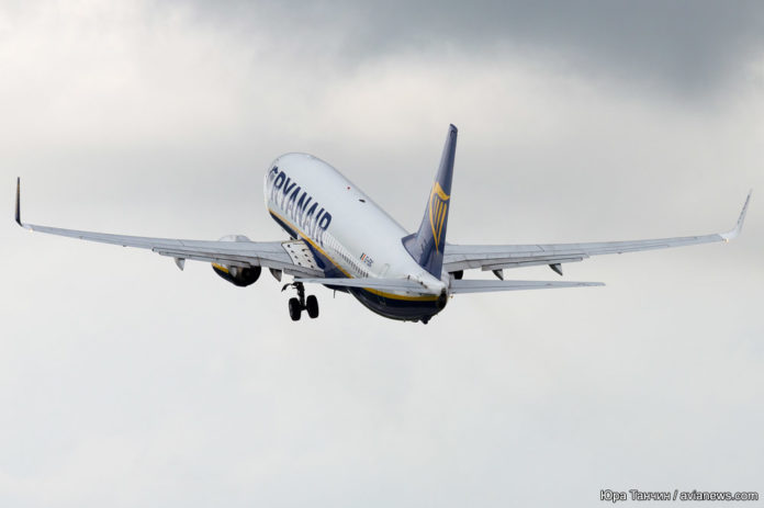 Взлет самолета Boeing 737-800 Ryanair