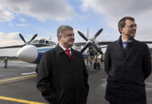 Президент Украины Петр Порошенко и министр инфраструктуры Владимир Омелян на фоне Ан-24 в аэропорту Ужгорода, который совершил первый рейс Львов-Ужгород
