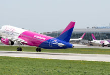 Взлет самолета Wizz Air из аэропорта Львов