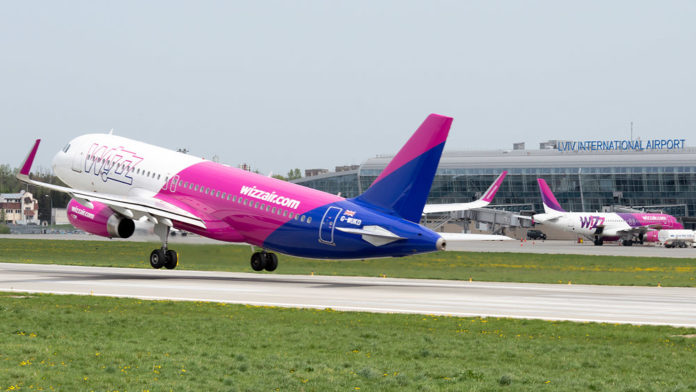 Взлет самолета Wizz Air из аэропорта Львов