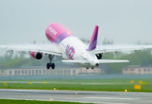 Взлет самолета Wizz Air