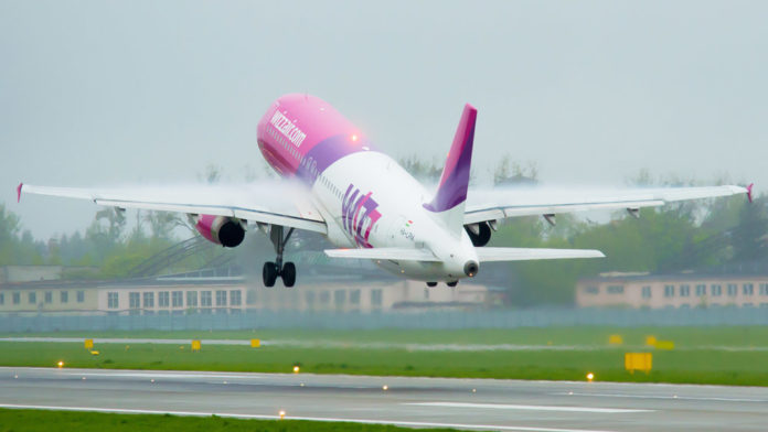 Взлет самолета Wizz Air