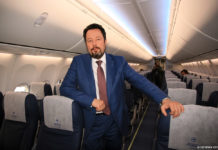 Президент МАУ Юрий Мирошников в салоне Boeing 737-800