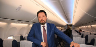 Президент МАУ Юрий Мирошников в салоне Boeing 737-800
