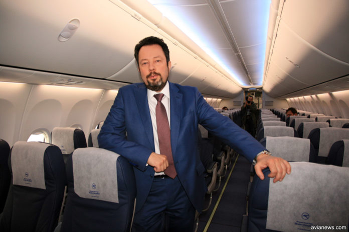 Президент МАУ Юрий Мирошников в салоне Boeing 737-800