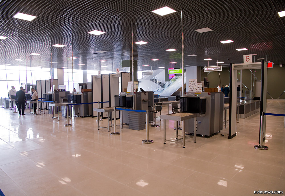 Зона контроля на авиационную безопасность в аэропорту Жуляны