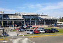 Новое крыло терминала А аэропорта Жуляны. Стоянка перед терминалом