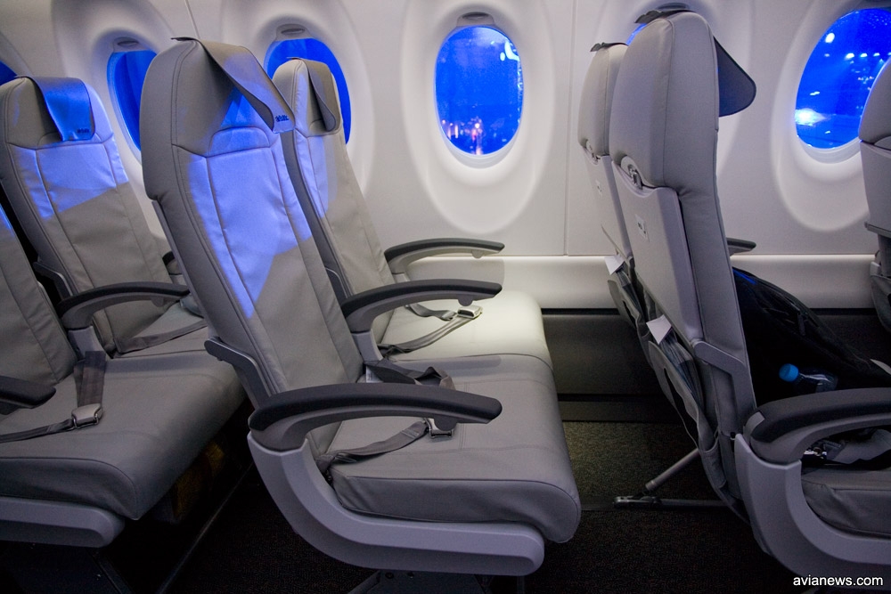 Шаг кресел в салоне A220-300 airBaltic