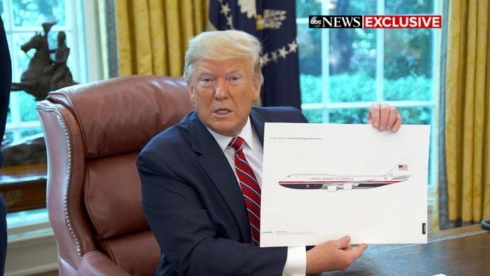 Президент США Дональд Трамп показывает вариант новой окраски для борта №1 (Air Force One)
