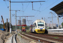 Поезд PESA 620M "Киев Борисполь Экспресс" проезжает транзитом станцию "Выдубичи"