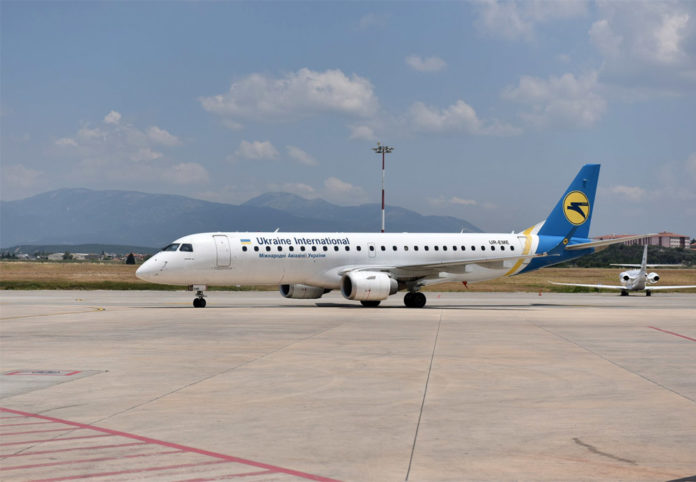 Embraer 190 МАУ в аэропорту Измир