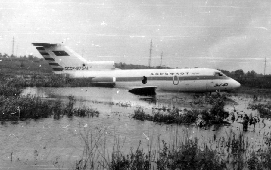 Як-40 СССР-87541 после посадки на болотистую местность в районе Осокорки в Киеве