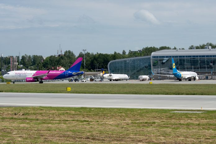 Самолеты Wizz Air, Lufthansa и МАУ в аэропорту Львов