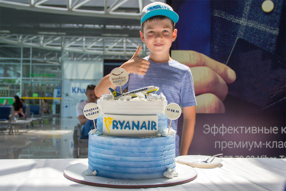 Торт в честь выполнения первого рейса Ryanair их Харькова в Краков 17 июня 2019 года